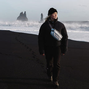 Marsupio ecologico Osprey Arcane Earth Hip Bag da 2 litri, colore Pediment Gray (bianco e grigio chiaro melange), realizzato con materiali riciclati, con patta di chiusura magnetica e fibbie, ideale per uso urbano e EDC