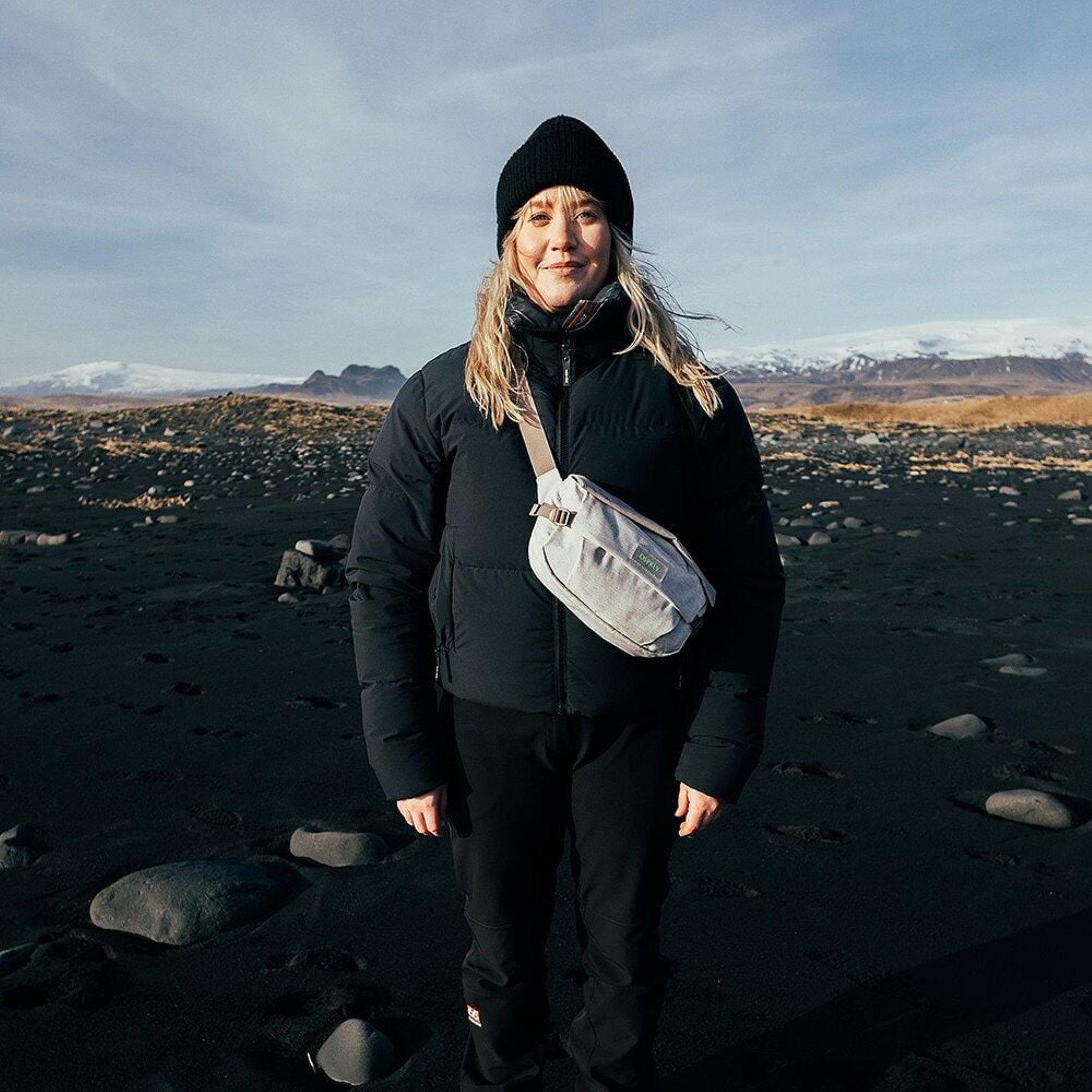 Marsupio ecologico Osprey Arcane Earth Hip Bag da 2 litri, colore Pediment Gray (bianco e grigio chiaro melange), realizzato con materiali riciclati, con patta di chiusura magnetica e fibbie, ideale per uso urbano e EDC