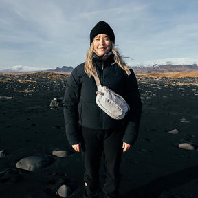 Marsupio ecologico Osprey Arcane Earth Hip Bag da 2 litri, colore Pediment Gray (bianco e grigio chiaro melange), realizzato con materiali riciclati, con patta di chiusura magnetica e fibbie, ideale per uso urbano e EDC