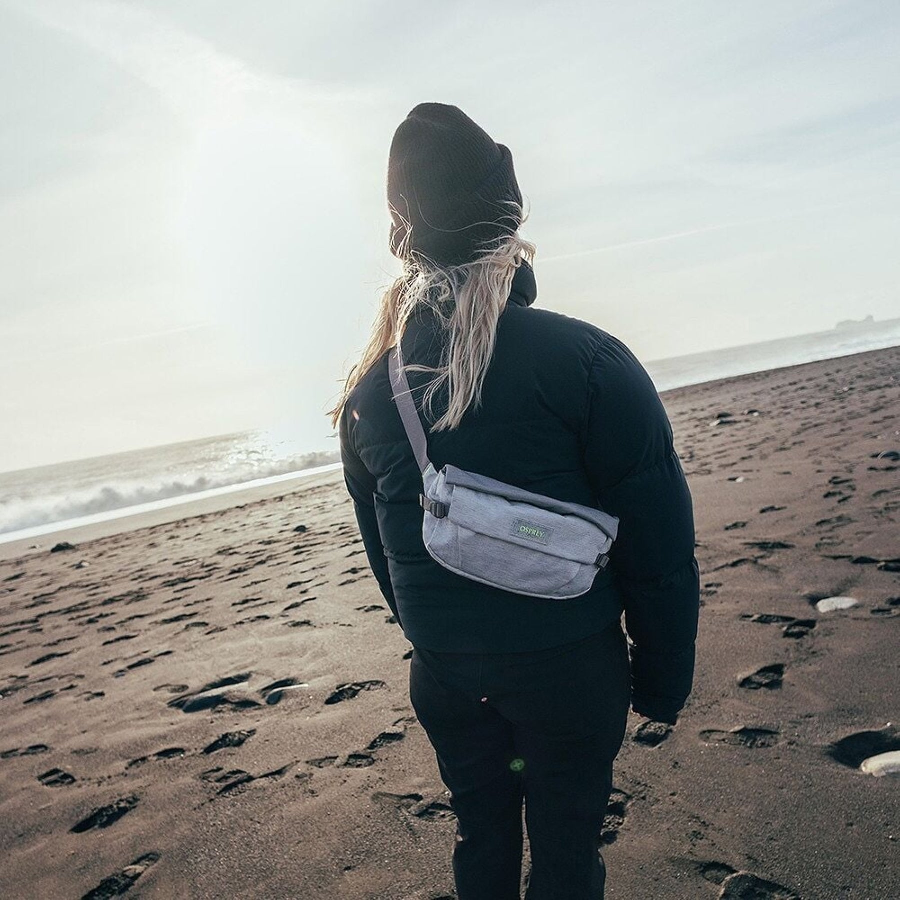 Marsupio ecologico Osprey Arcane Earth Hip Bag da 2 litri, colore Pediment Gray (bianco e grigio chiaro melange), realizzato con materiali riciclati, con patta di chiusura magnetica e fibbie, ideale per uso urbano e EDC