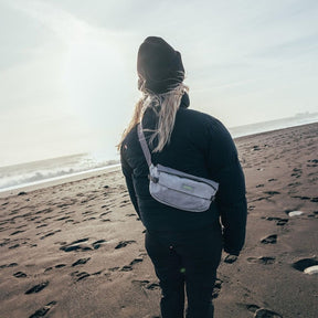 Marsupio ecologico Osprey Arcane Earth Hip Bag da 2 litri, colore Pediment Gray (bianco e grigio chiaro melange), realizzato con materiali riciclati, con patta di chiusura magnetica e fibbie, ideale per uso urbano e EDC