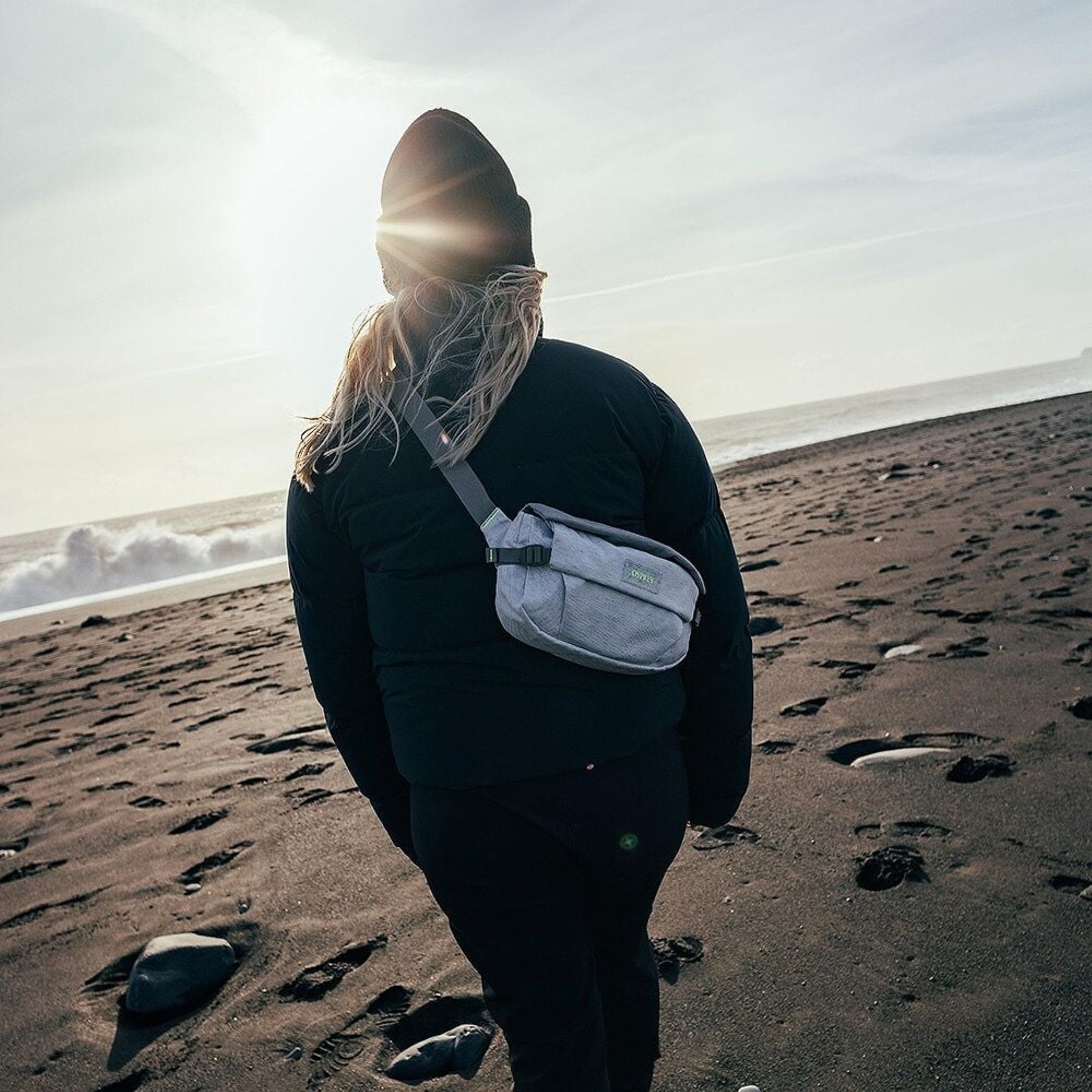 Marsupio ecologico Osprey Arcane Earth Hip Bag da 2 litri, colore Pediment Gray (bianco e grigio chiaro melange), realizzato con materiali riciclati, con patta di chiusura magnetica e fibbie, ideale per uso urbano e EDC