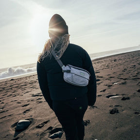 Marsupio ecologico Osprey Arcane Earth Hip Bag da 2 litri, colore Pediment Gray (bianco e grigio chiaro melange), realizzato con materiali riciclati, con patta di chiusura magnetica e fibbie, ideale per uso urbano e EDC