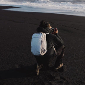 Zaino ecologico Osprey Arcane Earth Large Day da 22 litri, realizzato con materiali riciclati, design urbano e minimalista, per il trasporto quotidiano e laptop