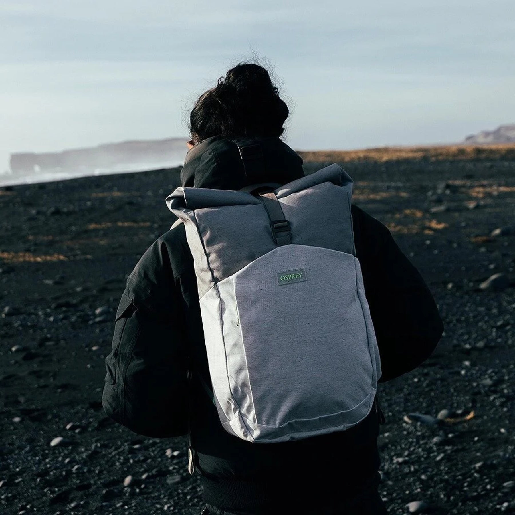 Zaino da città ecologico Osprey Arcane Earth Roll Top Pack da 24 litri, realizzato con materiali riciclati, design urbano con chiusura roll-top per laptop