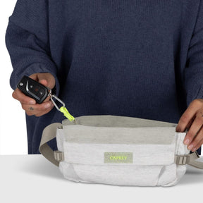 Marsupio ecologico Osprey Arcane Earth Hip Bag da 2 litri, colore Pediment Gray (bianco e grigio chiaro melange), realizzato con materiali riciclati, con patta di chiusura magnetica e fibbie, ideale per uso urbano e EDC