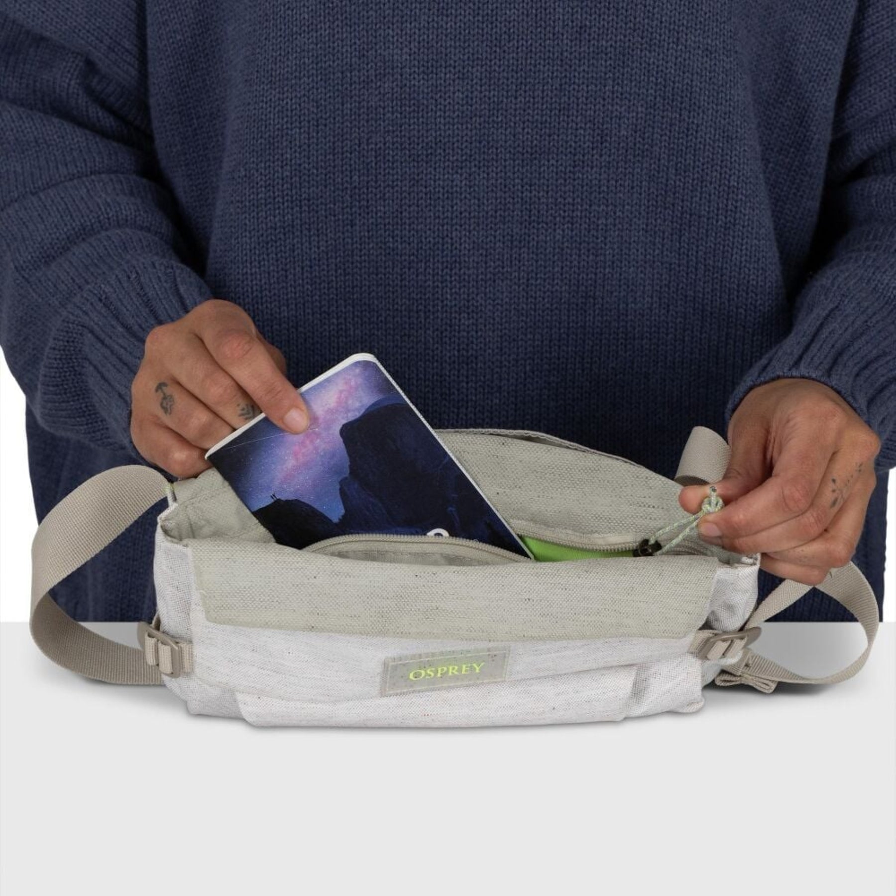 Marsupio ecologico Osprey Arcane Earth Hip Bag da 2 litri, colore Pediment Gray (bianco e grigio chiaro melange), realizzato con materiali riciclati, con patta di chiusura magnetica e fibbie, ideale per uso urbano e EDC