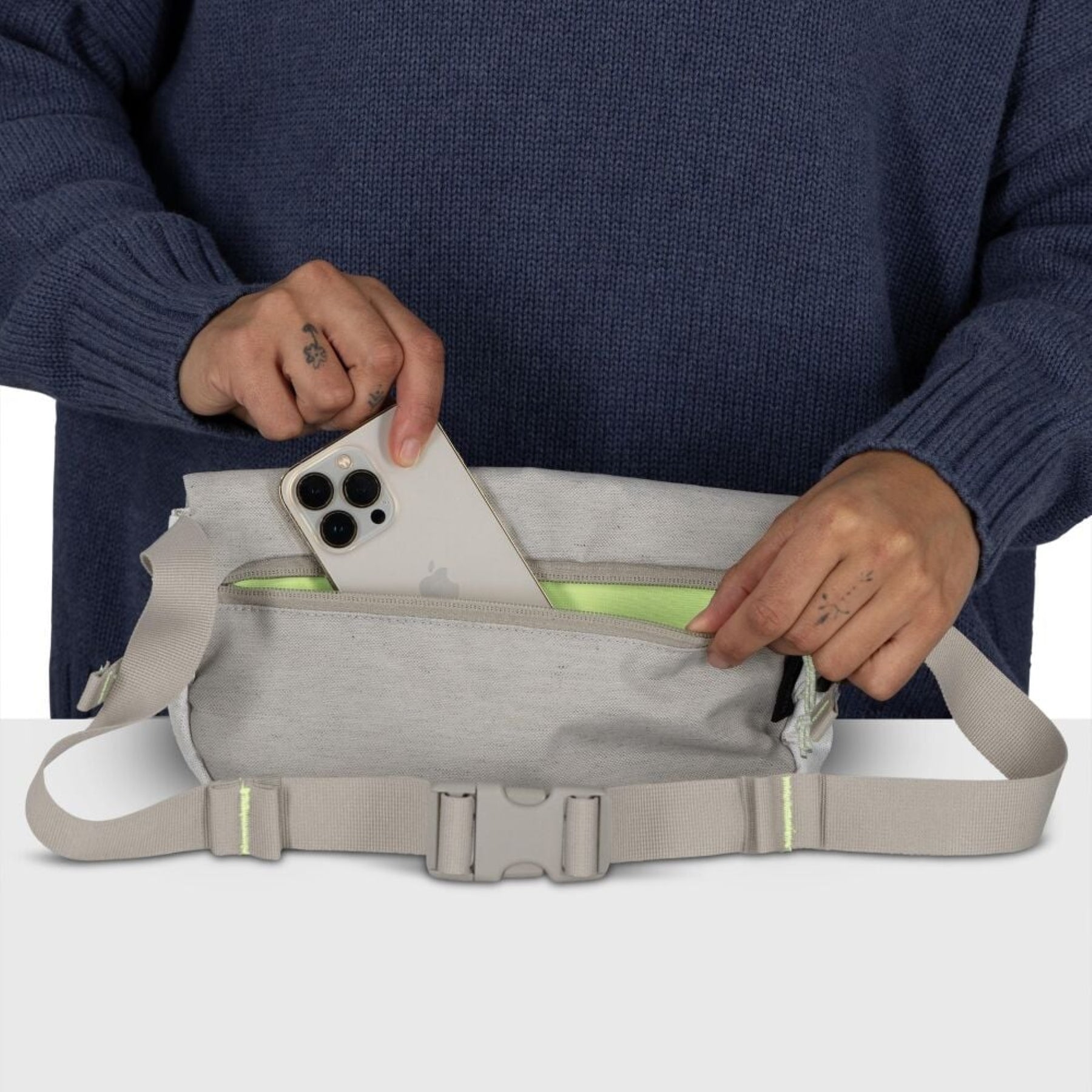 Marsupio ecologico Osprey Arcane Earth Hip Bag da 2 litri, colore Pediment Gray (bianco e grigio chiaro melange), realizzato con materiali riciclati, con patta di chiusura magnetica e fibbie, ideale per uso urbano e EDC