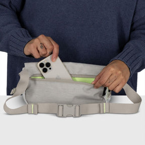 Marsupio ecologico Osprey Arcane Earth Hip Bag da 2 litri, colore Pediment Gray (bianco e grigio chiaro melange), realizzato con materiali riciclati, con patta di chiusura magnetica e fibbie, ideale per uso urbano e EDC