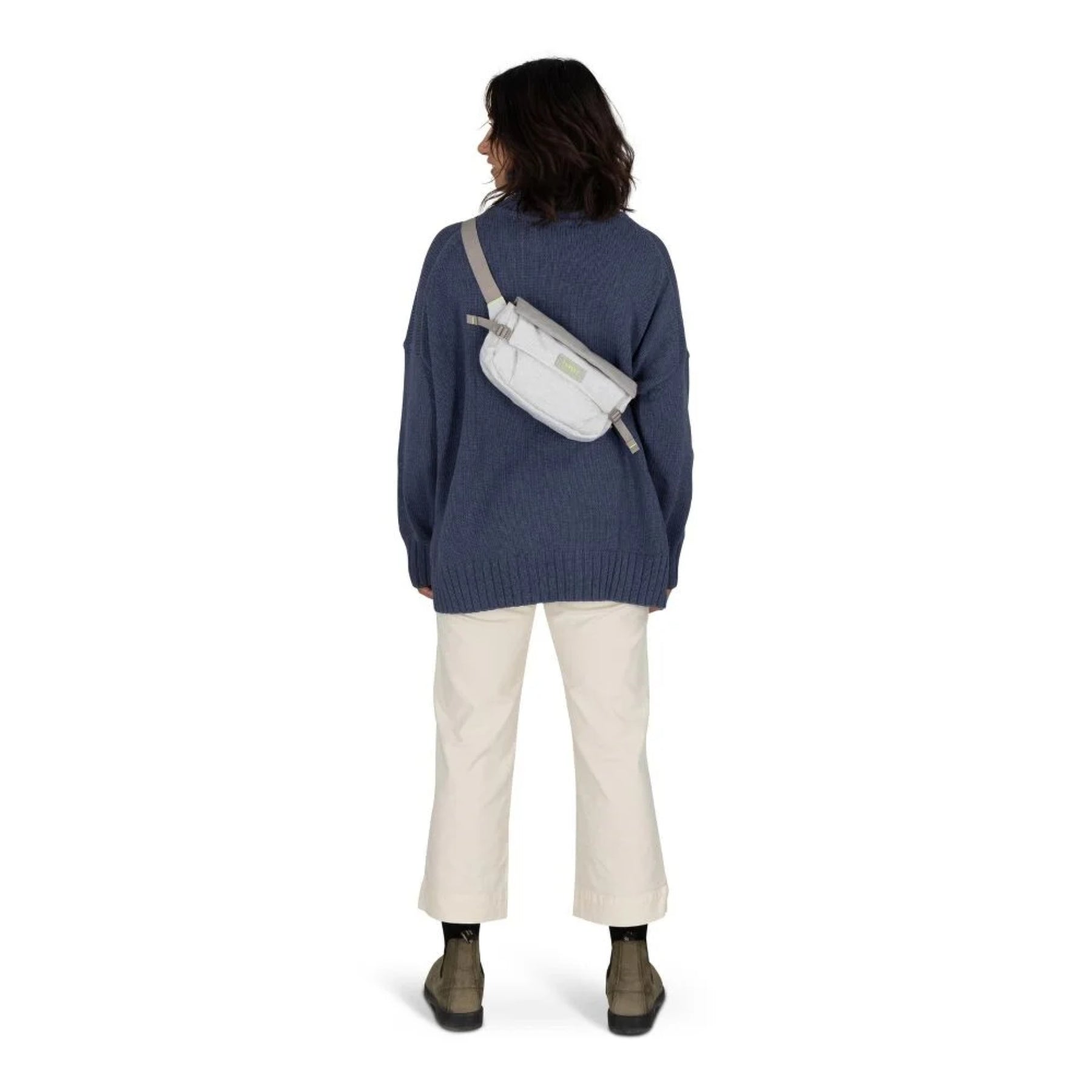 Marsupio ecologico Osprey Arcane Earth Hip Bag da 2 litri, colore Pediment Gray (bianco e grigio chiaro melange), realizzato con materiali riciclati, con patta di chiusura magnetica e fibbie, ideale per uso urbano e EDC