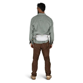 Marsupio ecologico Osprey Arcane Earth Hip Bag da 2 litri, colore Pediment Gray (bianco e grigio chiaro melange), realizzato con materiali riciclati, con patta di chiusura magnetica e fibbie, ideale per uso urbano e EDC