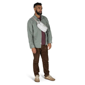 Marsupio ecologico Osprey Arcane Earth Hip Bag da 2 litri, colore Pediment Gray (bianco e grigio chiaro melange), realizzato con materiali riciclati, con patta di chiusura magnetica e fibbie, ideale per uso urbano e EDC