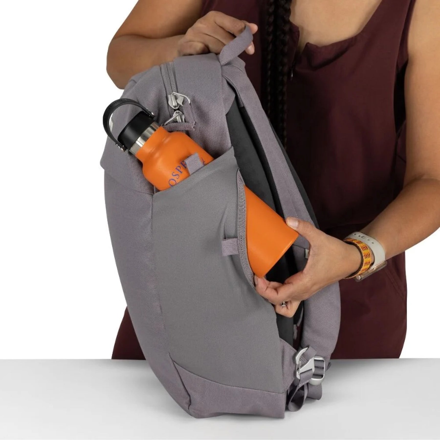 Zaino Osprey Arcane Large Day** da **21 litri, zaino urbano per laptop con design pulito, scomparto principale con cerniera e spallacci imbottiti