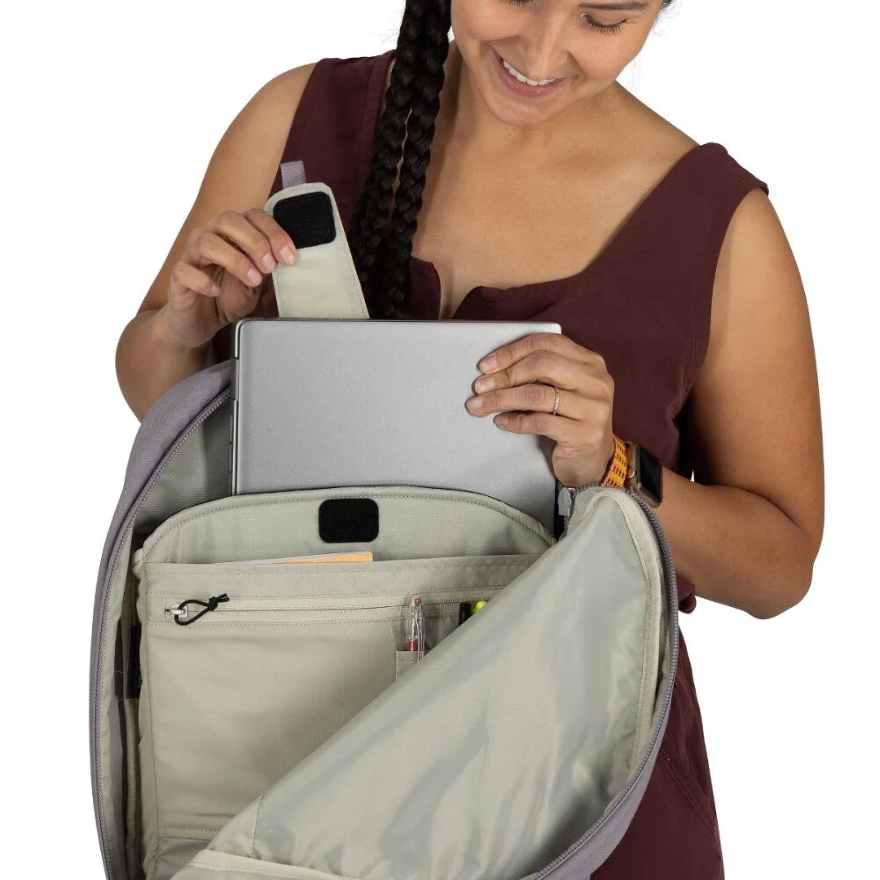 Zaino Osprey Arcane Large Day** da **21 litri, zaino urbano per laptop con design pulito, scomparto principale con cerniera e spallacci imbottiti