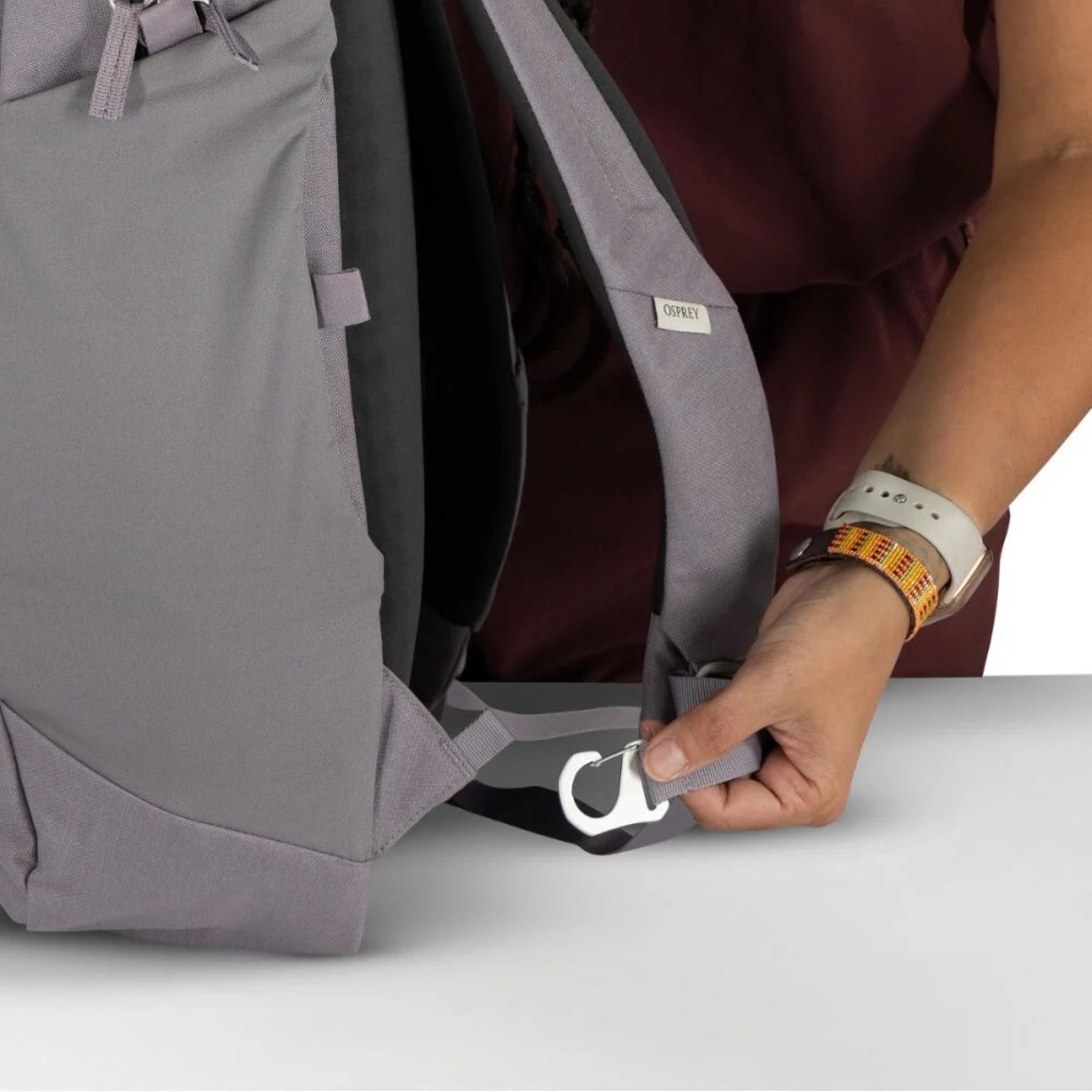 Zaino Osprey Arcane Large Day** da **21 litri, zaino urbano per laptop con design pulito, scomparto principale con cerniera e spallacci imbottiti