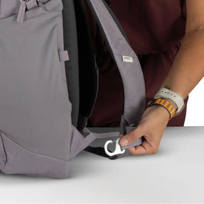 Zaino Osprey Arcane Large Day** da **21 litri, zaino urbano per laptop con design pulito, scomparto principale con cerniera e spallacci imbottiti