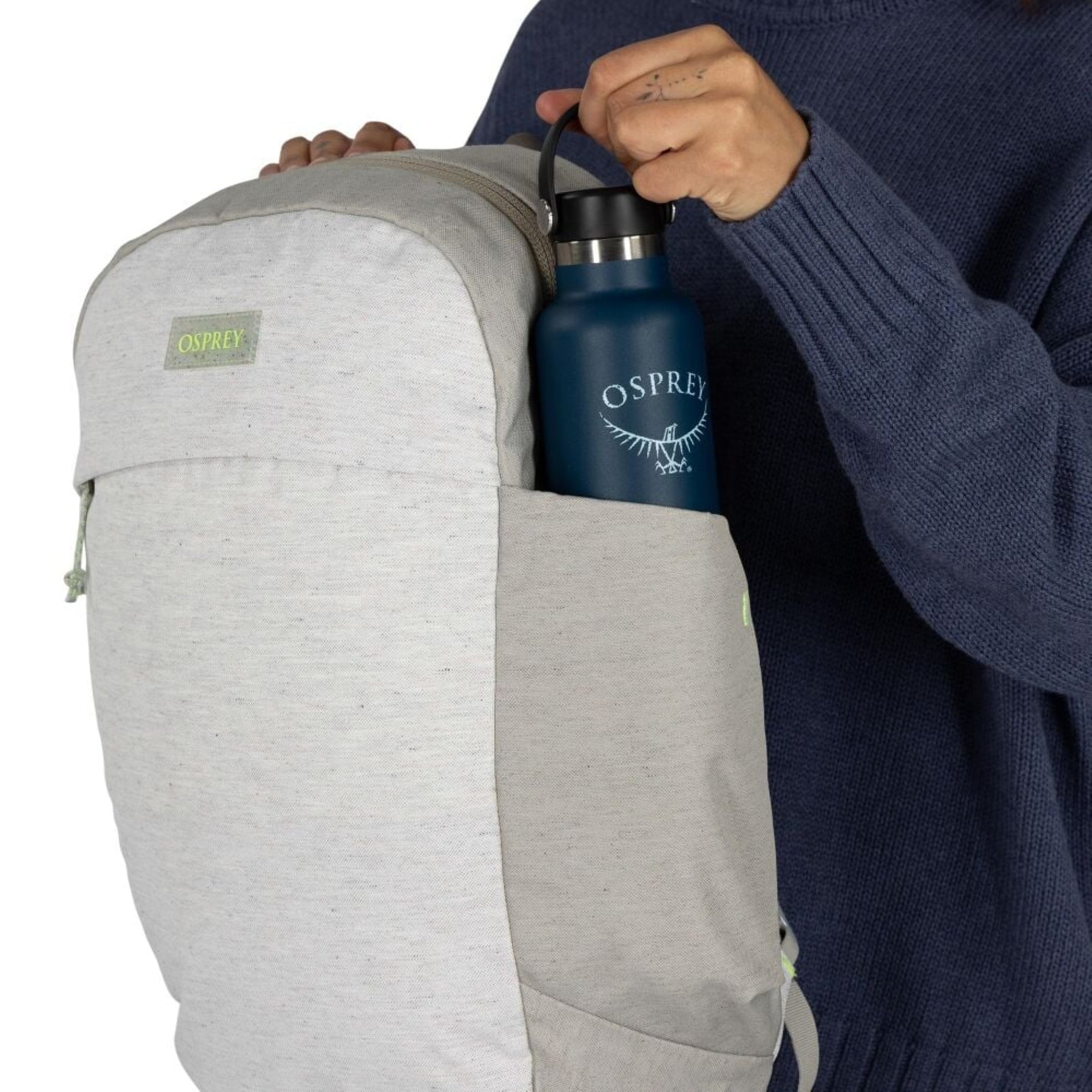 Zaino ecologico Osprey Arcane Earth Large Day da 22 litri, realizzato con materiali riciclati, design urbano e minimalista, per il trasporto quotidiano e laptop