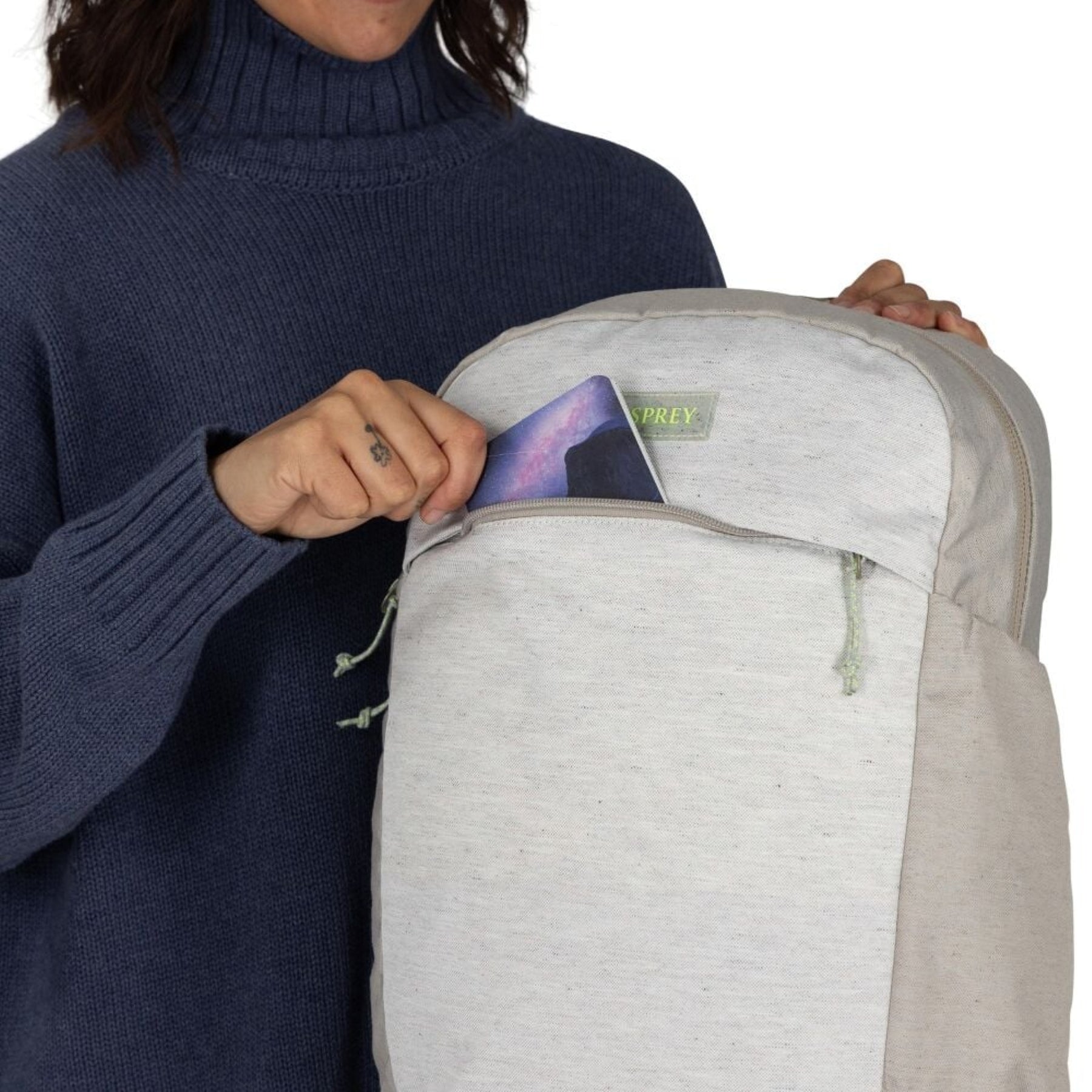 Zaino ecologico Osprey Arcane Earth Large Day da 22 litri, realizzato con materiali riciclati, design urbano e minimalista, per il trasporto quotidiano e laptop