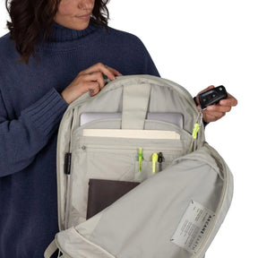 Zaino ecologico Osprey Arcane Earth Large Day da 22 litri, realizzato con materiali riciclati, design urbano e minimalista, per il trasporto quotidiano e laptop