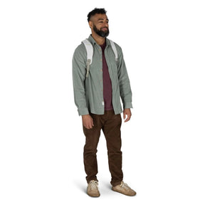 Zaino ecologico Osprey Arcane Earth Large Day da 22 litri, realizzato con materiali riciclati, design urbano e minimalista, per il trasporto quotidiano e laptop