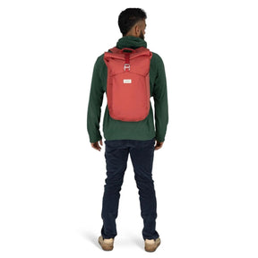 Zaino da città Osprey Arcane Roll Top Pack da 24 litri, design elegante con chiusura roll-top e fibbia in metallo, ideale per uso urbano e laptop