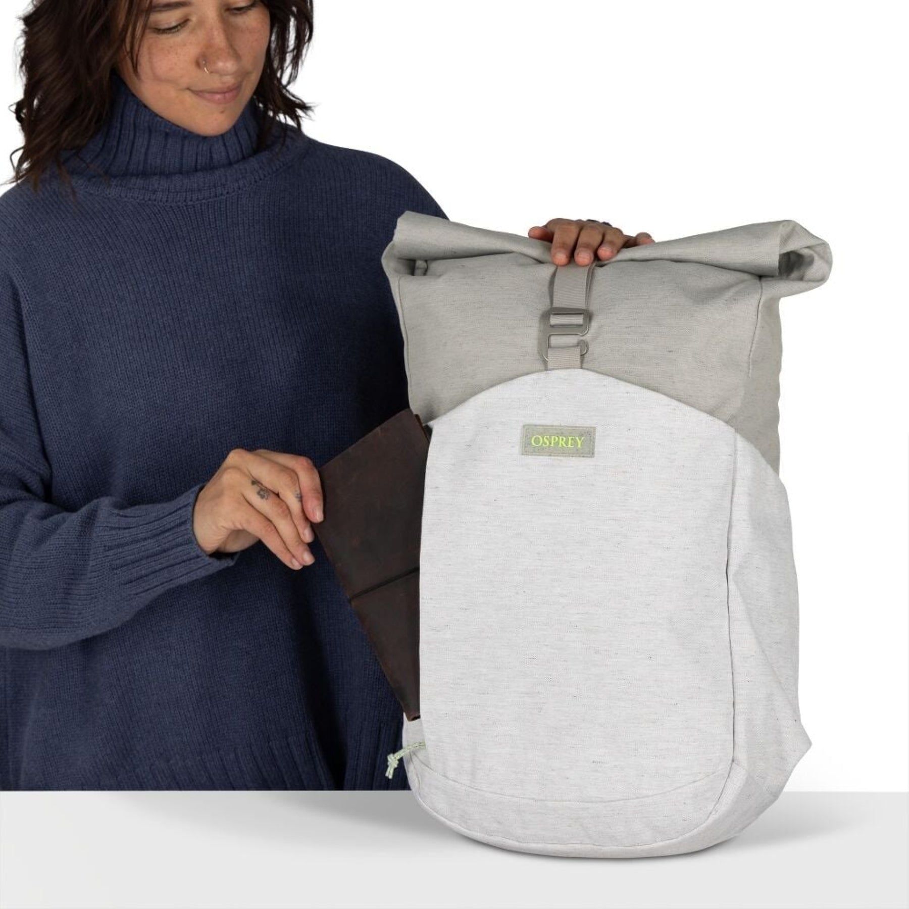 Zaino da città ecologico Osprey Arcane Earth Roll Top Pack da 24 litri, realizzato con materiali riciclati, design urbano con chiusura roll-top per laptop