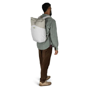 Zaino da città ecologico Osprey Arcane Earth Roll Top Pack da 24 litri, realizzato con materiali riciclati, design urbano con chiusura roll-top per laptop