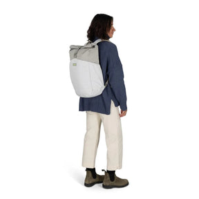 Zaino da città ecologico Osprey Arcane Earth Roll Top Pack da 24 litri, realizzato con materiali riciclati, design urbano con chiusura roll-top per laptop