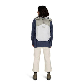 Zaino da città ecologico Osprey Arcane Earth Roll Top Pack da 24 litri, realizzato con materiali riciclati, design urbano con chiusura roll-top per laptop