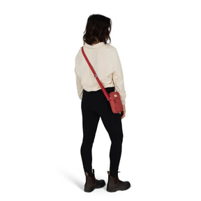 Borsello a tracolla Osprey Arcane Small Crossbody da 1.5 litri, design compatto per il trasporto di piccoli oggetti (EDC), con tracolla regolabile e logo Osprey.