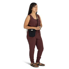 Borsello a tracolla Osprey Arcane Small Crossbody da 1.5 litri, design compatto per il trasporto di piccoli oggetti (EDC), con tracolla regolabile e logo Osprey.