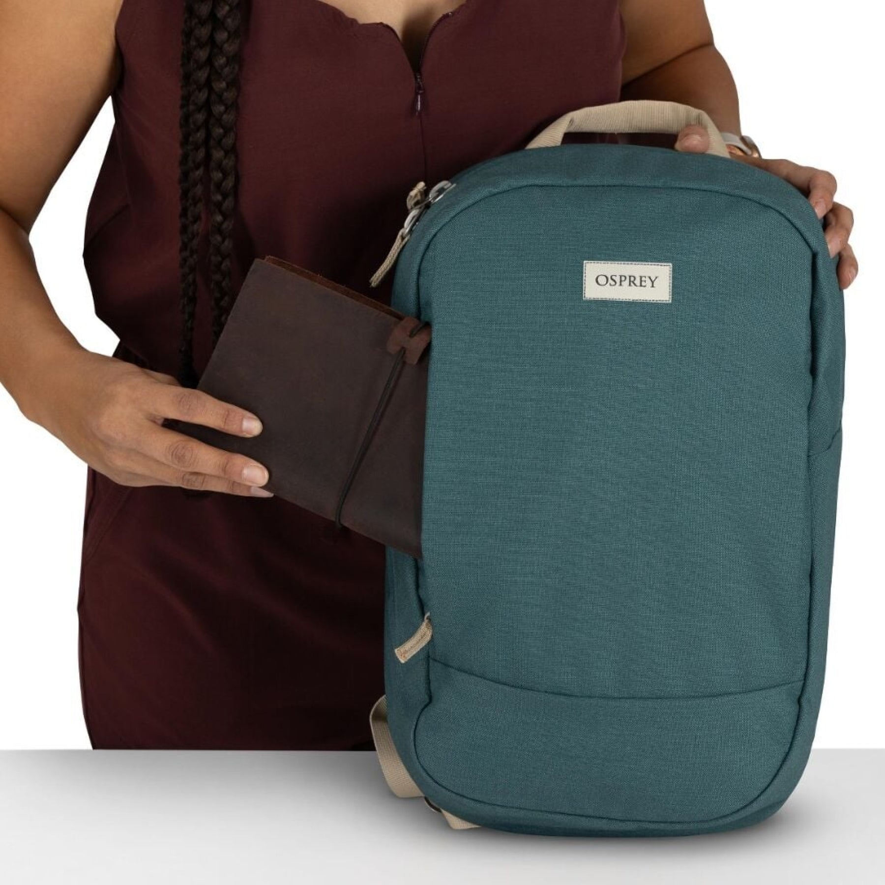 Zaino da giorno compatto Osprey Arcane Small Day da 12 litri, design urbano e minimalista, ideale per il trasporto leggero quotidiano (EDC) o come borsa di riserva