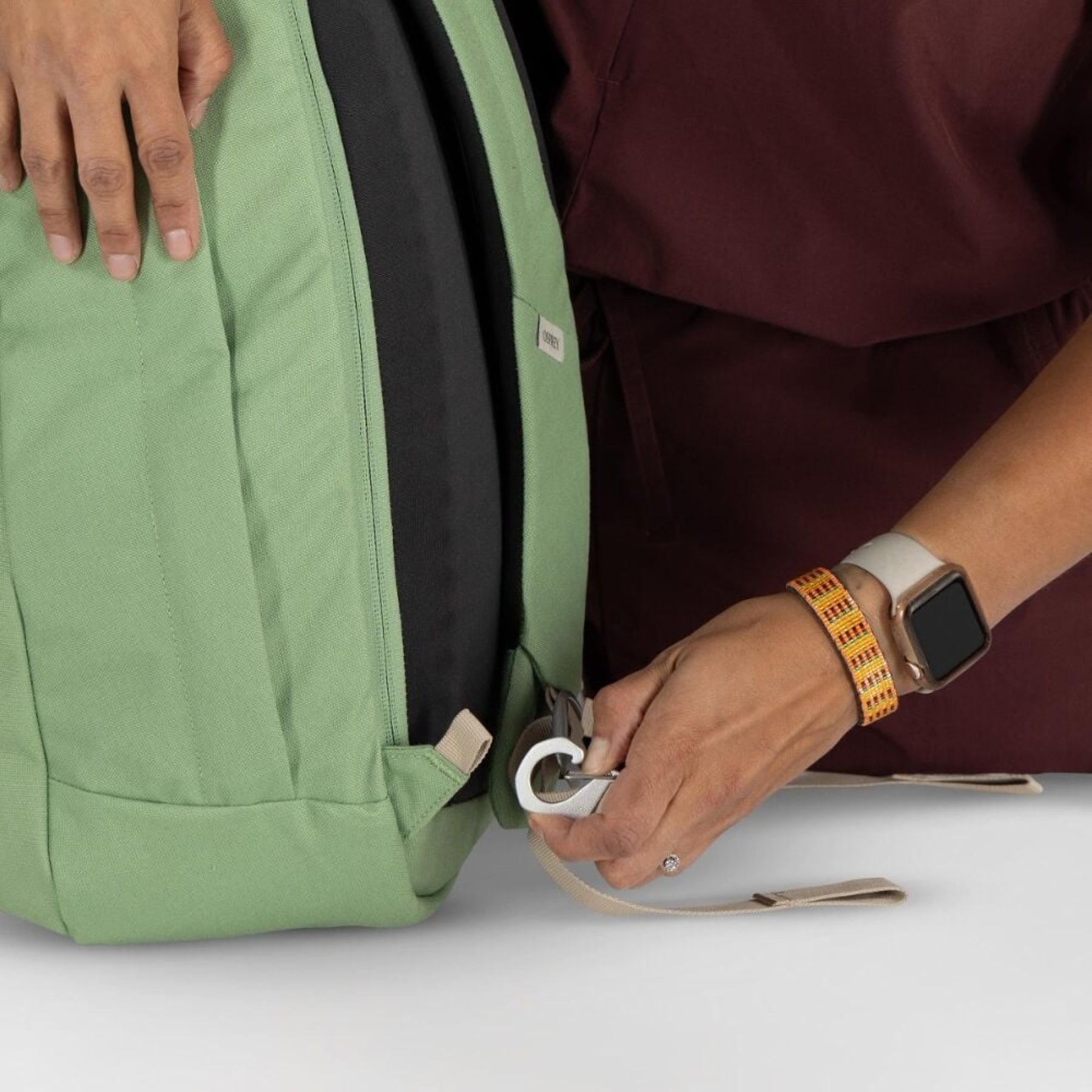 Zaino da giorno Osprey Arcane Extra Large Day da 28 litri, zaino urbano per laptop con design moderno e scomparto principale ampio con cerniera, tasca esterna frontale e spallacci imbottiti