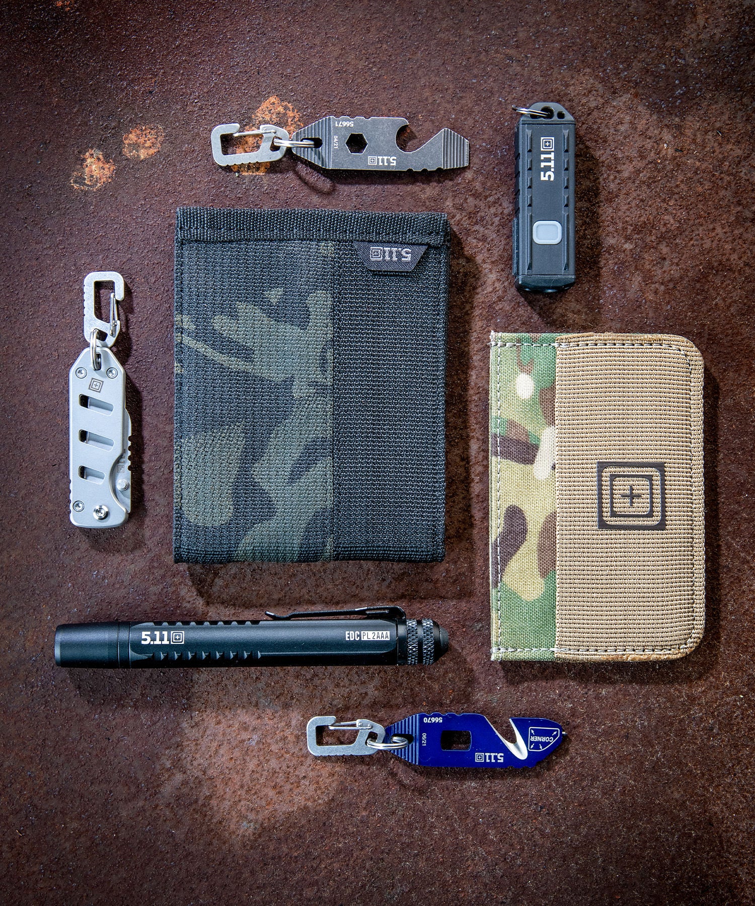 collezione di accessori EDC di 5.11 - portafogli, torce, coltelli e portachiavi rescue