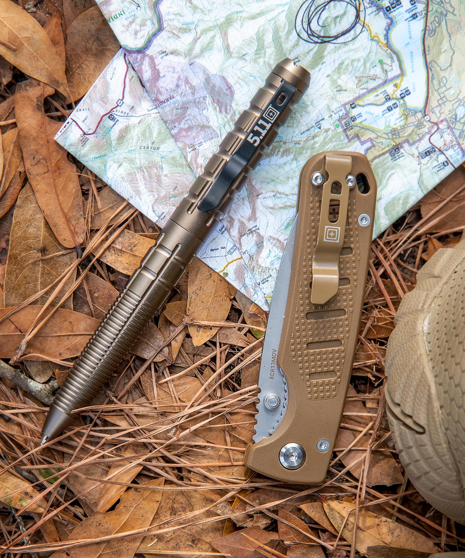 coltello icarus dp mini 5.11 con penna vicino alla cartina durante un'escursione