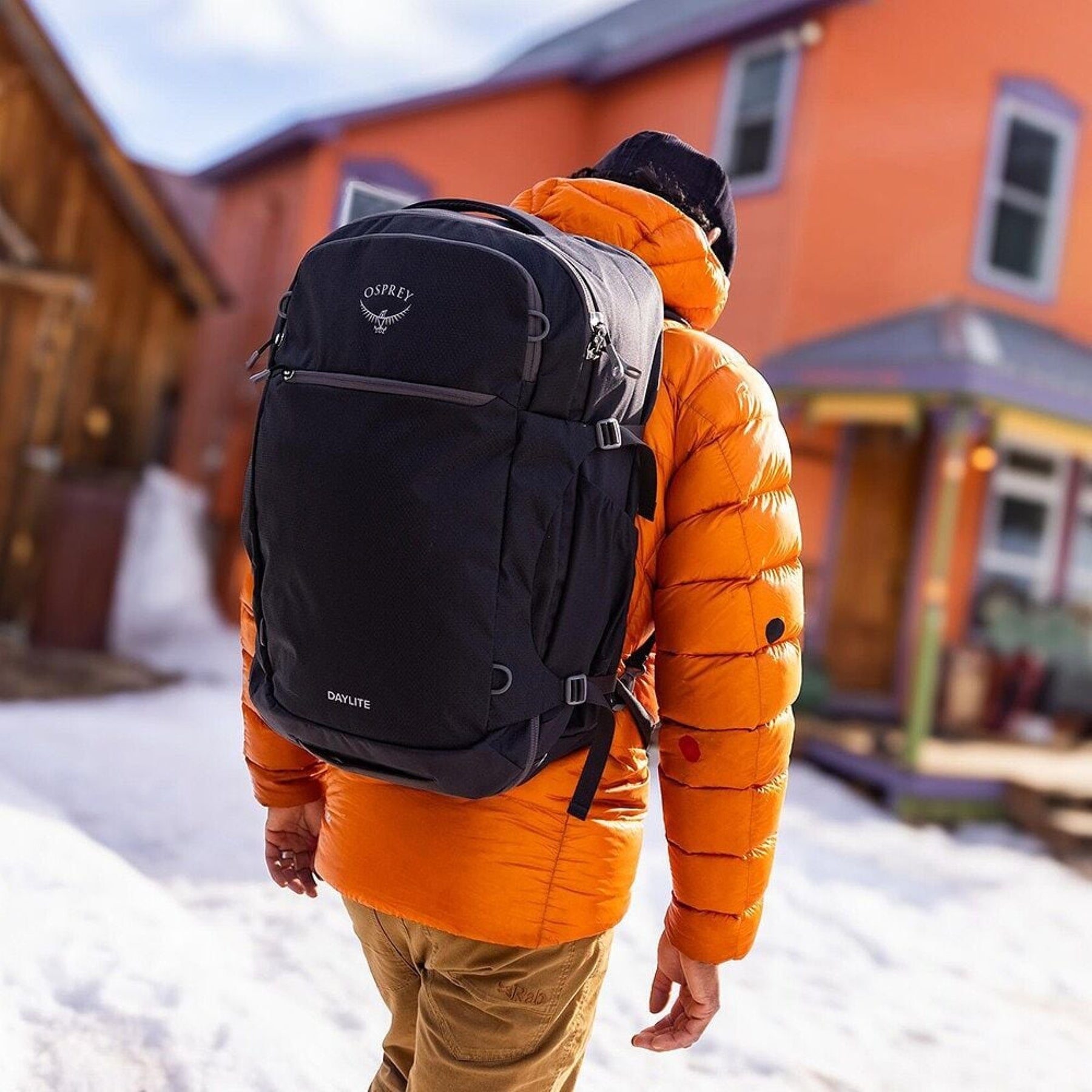 OSPREY DAYLITE CARRY-ON TRAVEL PACK 44 Zaino da viaggio da 44 Litri per bagaglio a mano. In tessuto sostenibile e resistente, con apertura a valigia, scomparto imbottito per laptop e cintura in vita rimovibile per viaggi aerei.