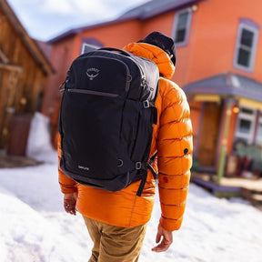 OSPREY DAYLITE CARRY-ON TRAVEL PACK 44 Zaino da viaggio da 44 Litri per bagaglio a mano. In tessuto sostenibile e resistente, con apertura a valigia, scomparto imbottito per laptop e cintura in vita rimovibile per viaggi aerei.