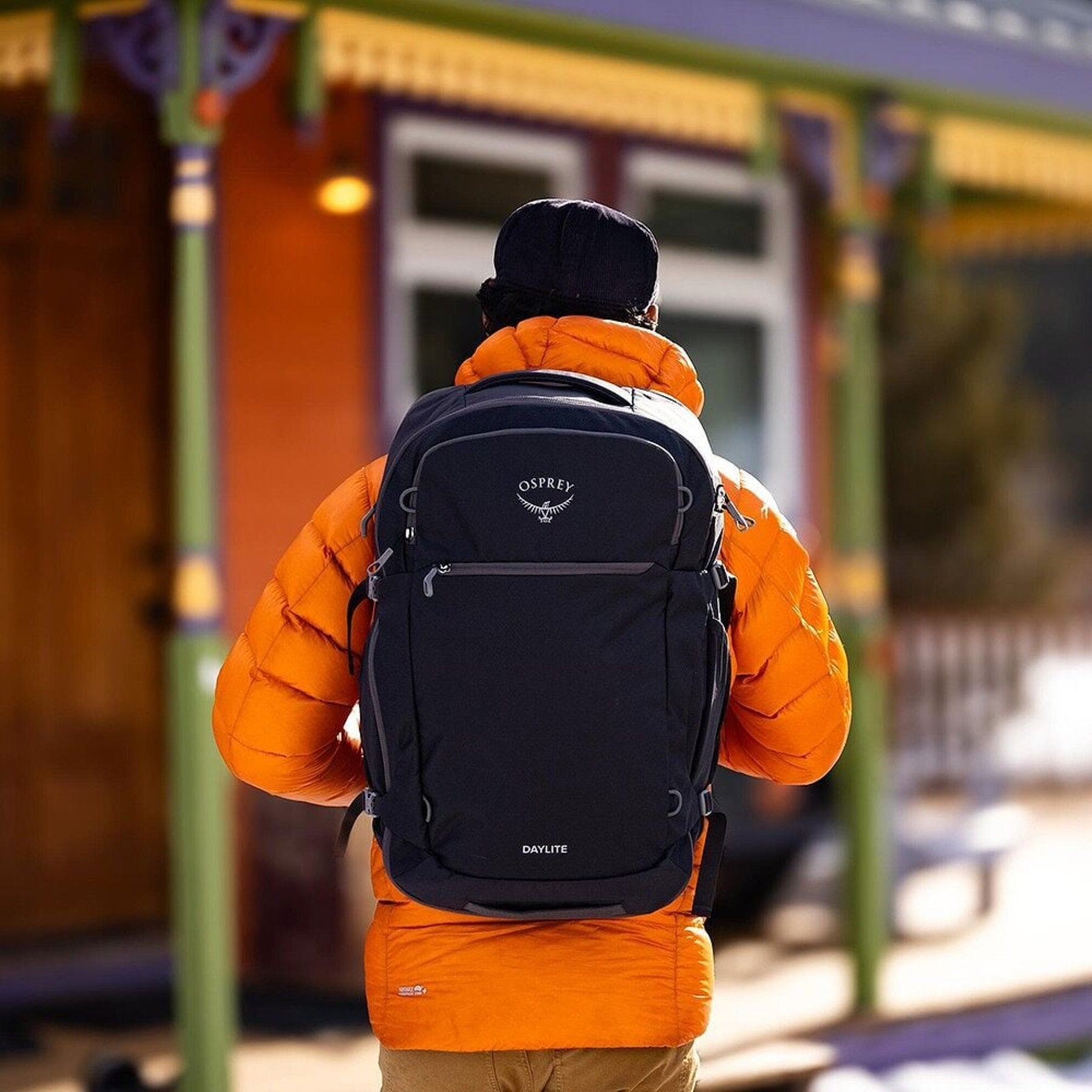 OSPREY DAYLITE CARRY-ON TRAVEL PACK 44 Zaino da viaggio da 44 Litri per bagaglio a mano. In tessuto sostenibile e resistente, con apertura a valigia, scomparto imbottito per laptop e cintura in vita rimovibile per viaggi aerei.