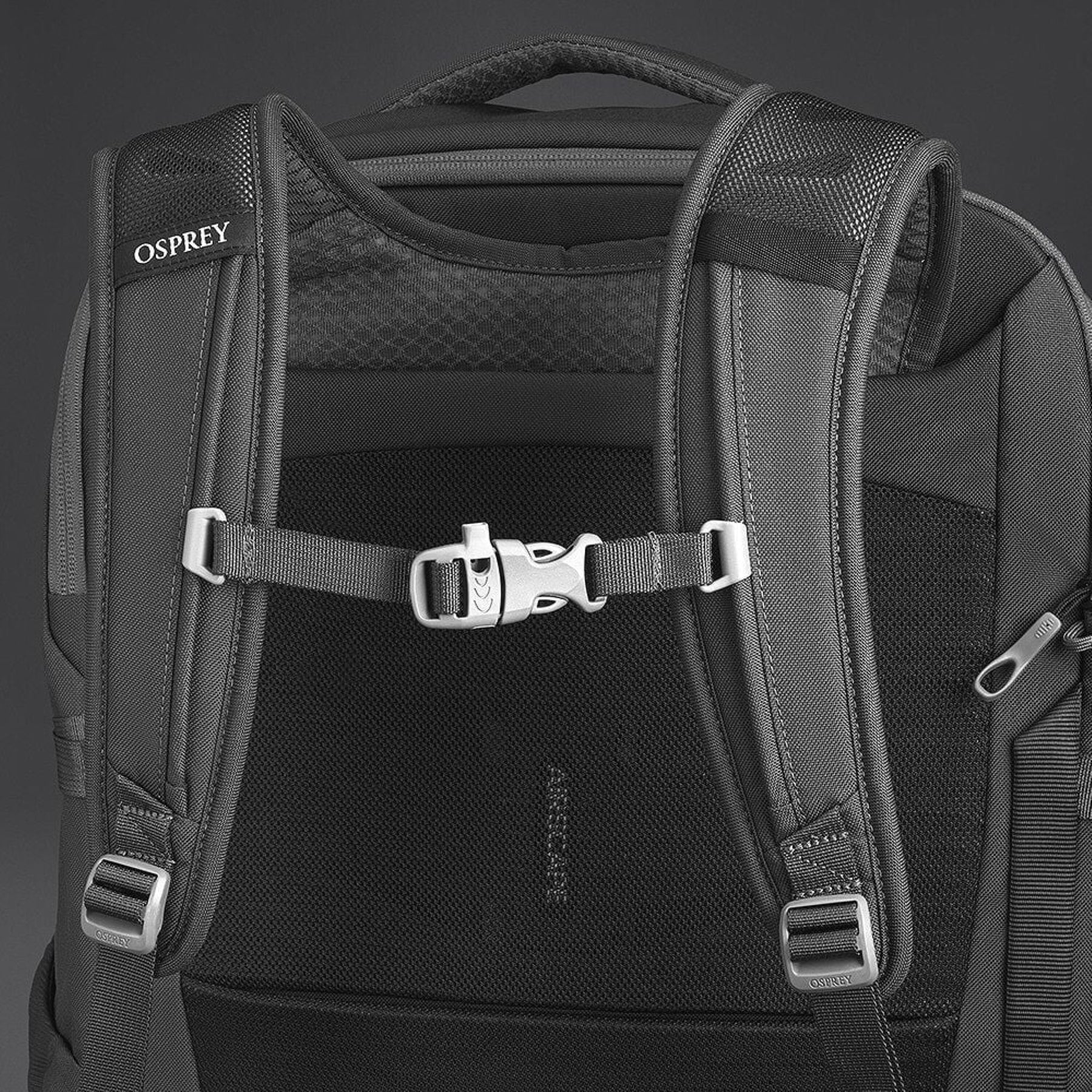 OSPREY DAYLITE CARRY-ON TRAVEL PACK 44 Zaino da viaggio da 44 Litri per bagaglio a mano. In tessuto sostenibile e resistente, con apertura a valigia, scomparto imbottito per laptop e cintura in vita rimovibile per viaggi aerei.