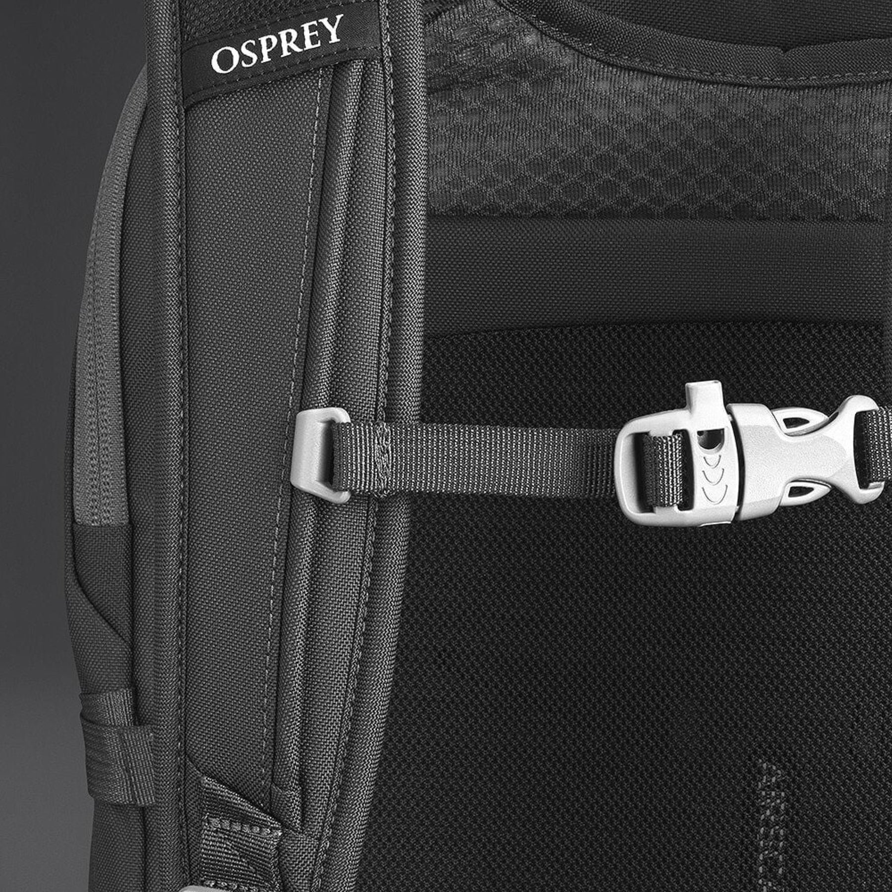 OSPREY DAYLITE CARRY-ON TRAVEL PACK 44 Zaino da viaggio da 44 Litri per bagaglio a mano. In tessuto sostenibile e resistente, con apertura a valigia, scomparto imbottito per laptop e cintura in vita rimovibile per viaggi aerei.