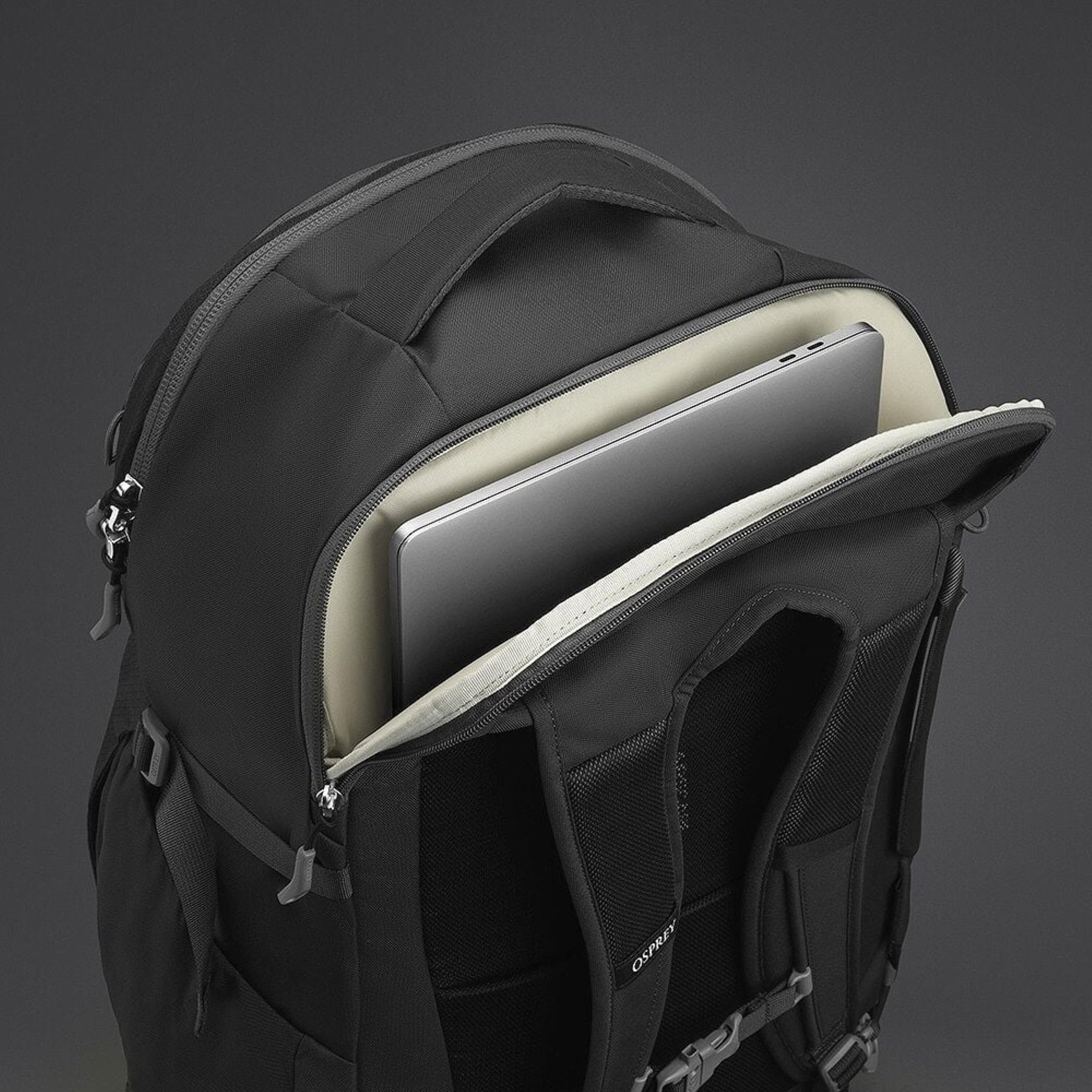 OSPREY DAYLITE CARRY-ON TRAVEL PACK 44 Zaino da viaggio da 44 Litri per bagaglio a mano. In tessuto sostenibile e resistente, con apertura a valigia, scomparto imbottito per laptop e cintura in vita rimovibile per viaggi aerei.