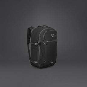 OSPREY DAYLITE CARRY-ON TRAVEL PACK 44 Zaino da viaggio da 44 Litri per bagaglio a mano. In tessuto sostenibile e resistente, con apertura a valigia, scomparto imbottito per laptop e cintura in vita rimovibile per viaggi aerei.