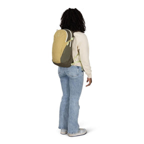 Osprey Daylite zaino compatto multiuso da 13 litri con spallacci in rete traspirante, scomparto principale con zip, tasche laterali in rete e cinghia sternale vista laterale per outdoor ed uso quotidiano su Backpacco