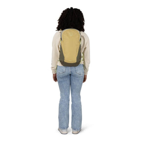Osprey Daylite zaino compatto multiuso da 13 litri con spallacci in rete traspirante, scomparto principale con zip, tasche laterali in rete e cinghia sternale vista laterale per outdoor ed uso quotidiano su Backpacco