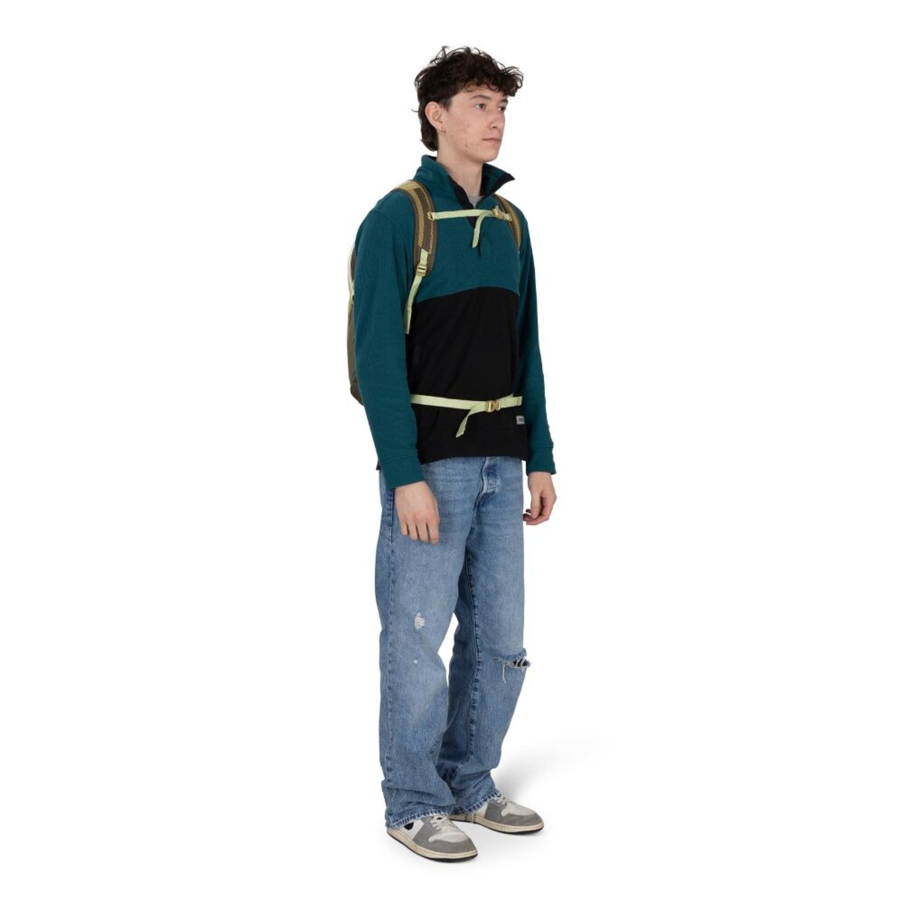 Osprey Daylite zaino compatto multiuso da 13 litri con spallacci in rete traspirante, scomparto principale con zip, tasche laterali in rete e cinghia sternale vista laterale per outdoor ed uso quotidiano su Backpacco