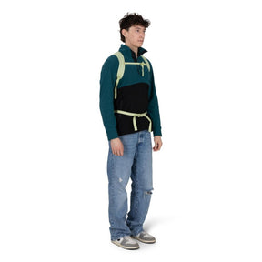 Osprey Daylite zaino compatto multiuso da 13 litri con spallacci in rete traspirante, scomparto principale con zip, tasche laterali in rete e cinghia sternale vista laterale per outdoor ed uso quotidiano su Backpacco