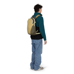 Osprey Daylite zaino compatto multiuso da 13 litri con spallacci in rete traspirante, scomparto principale con zip, tasche laterali in rete e cinghia sternale vista laterale per outdoor ed uso quotidiano su Backpacco