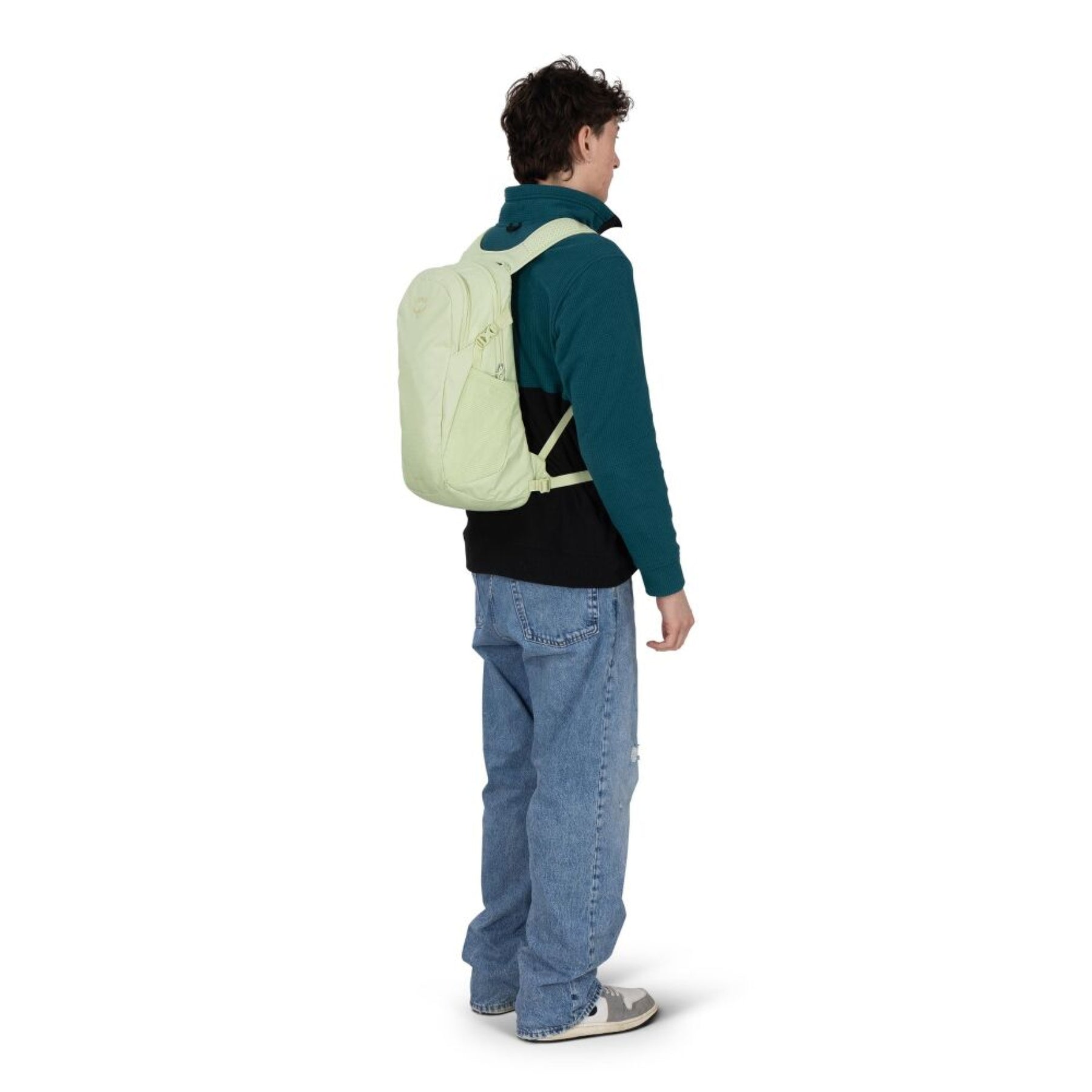 Osprey Daylite zaino compatto multiuso da 13 litri con spallacci in rete traspirante, scomparto principale con zip, tasche laterali in rete e cinghia sternale vista laterale per outdoor ed uso quotidiano su Backpacco