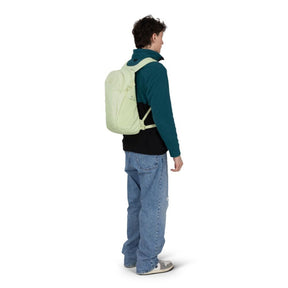 Osprey Daylite zaino compatto multiuso da 13 litri con spallacci in rete traspirante, scomparto principale con zip, tasche laterali in rete e cinghia sternale vista laterale per outdoor ed uso quotidiano su Backpacco