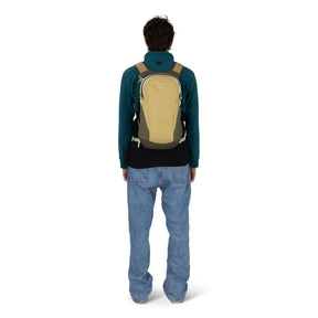 Osprey Daylite zaino compatto multiuso da 13 litri con spallacci in rete traspirante, scomparto principale con zip, tasche laterali in rete e cinghia sternale vista laterale per outdoor ed uso quotidiano su Backpacco